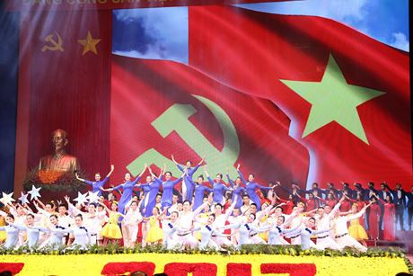 Văn nghệ chào mừng Lễ mít tinh kỷ niệm 100 năm Cách mạng Tháng Mười Nga.