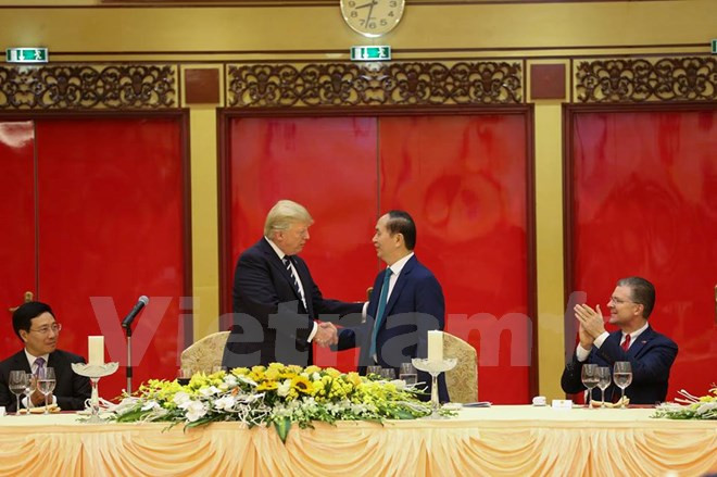 Chủ tịch nước Trần Đại Quang chủ trì Quốc yến chào mừng Tổng thống Donald Trump và Đoàn đại biểu cấp cao Hoa Kỳ. (Ảnh: Minh Sơn). Chủ tịch nước Trần Đại Quang chủ trì Quốc yến chào mừng Tổng thống Donald Trump và Đoàn đại biểu cấp cao Hoa Kỳ. (Ảnh: Minh Sơn).