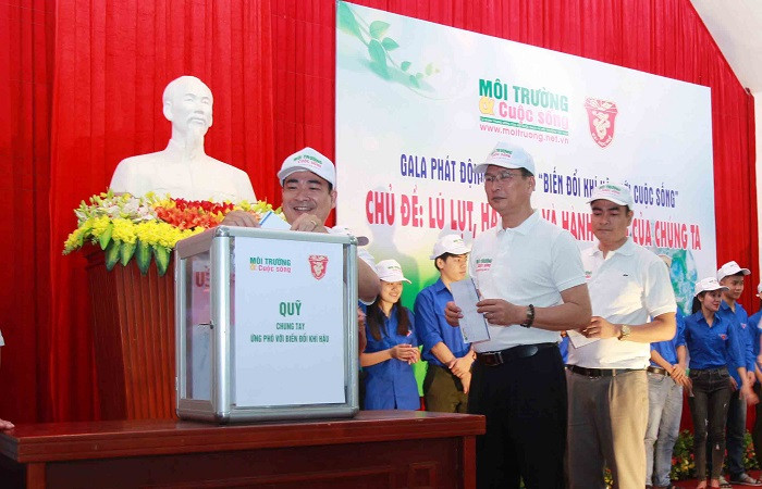 Ông Nguyễn Văn Toàn – Tổng biên tập Tạp chí Môi trường và Cuộc sống (đi đầu), Tiến sĩ Trương Quý Tùng – Phó Giám đốc Đại học Huế (đi thứ hai) tham gia quyên góp gây quỹ từ thiện “Chung tay ứng phó với biến đổi khí hậu”. Ông Nguyễn Văn Toàn – Tổng biên tập Tạp chí Môi trường và Cuộc sống (đi đầu), Tiến sĩ Trương Quý Tùng – Phó Giám đốc Đại học Huế (đi thứ hai) tham gia quyên góp gây quỹ từ thiện “Chung tay ứng phó với biến đổi khí hậu”.