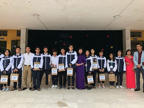 Nhiều phần quà cũng được trao đến các em học sinh có hoàn cảnh khó khăn nhưng có nhiều cố gắng trong học tập. Nhiều phần quà cũng được trao đến các em học sinh có hoàn cảnh khó khăn nhưng có nhiều cố gắng trong học tập.