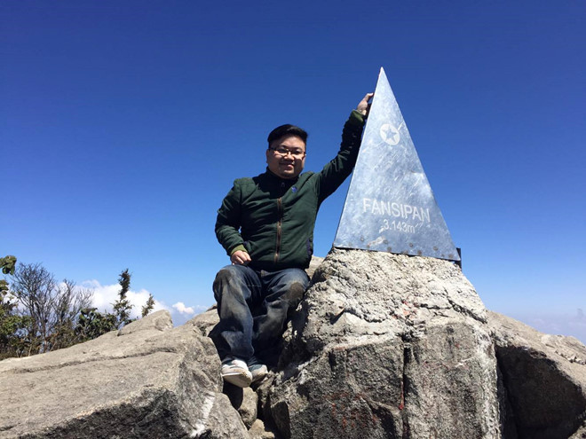 Chàng trai xương thủy tinh Vũ Ngọc Anh trên đỉnh Fansipan. Chàng trai xương thủy tinh Vũ Ngọc Anh trên đỉnh Fansipan.