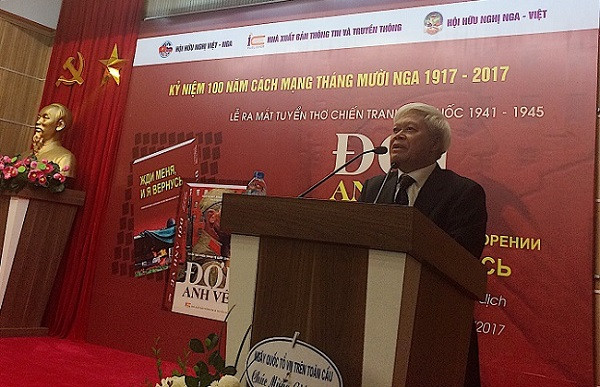 Dịch giả Nguyễn Huy Hoàng đã có những chia sẻ về Tuyển thơ chiến tranh Vệ quốc 1941-1945 – “Đợi anh về” đầy cảm xúc (Ảnh: An Nhiên). Dịch giả Nguyễn Huy Hoàng đã có những chia sẻ về Tuyển thơ chiến tranh Vệ quốc 1941-1945 – “Đợi anh về” đầy cảm xúc (Ảnh: An Nhiên).