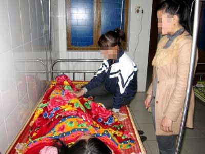 Hai nữ sinh ân hận sau khi đánh bạn, đã đến viện chăm sóc Hai nữ sinh ân hận sau khi đánh bạn, đã đến viện chăm sóc