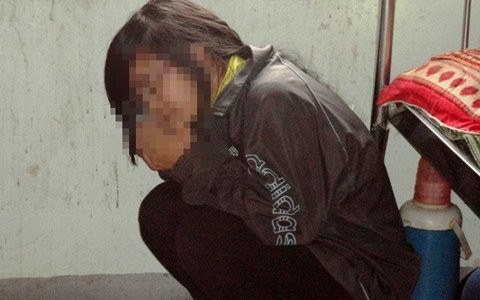 Tại khoa Cấp cứu của Bệnh viện ĐK Cẩm Xuyên, em L. hoảng loạn, gào thét chạy ra ngoài như người vô thức.