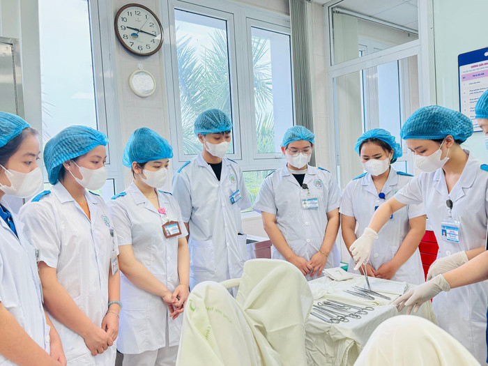 Sinh viên Trường Cao đẳng Y tế Phú Thọ trong tiết thực hành. (Ảnh: website nhà trường) SV Cao đẳng Y tế Phú Thọ.jpg