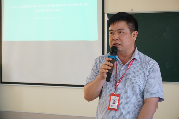 Thạc sĩ Bùi Xuân Khoa – Phó Hiệu trưởng Trường Cao đẳng Dược Trung ương Hải Dương phát biểu khai mạc hội nghị. (Ảnh: Ngọc Mai) GDVN.JPG