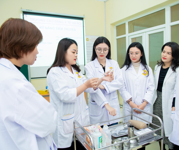 Sinh viên Trường Cao đẳng Y tế Hà Nội thực hành. Nguồn ảnh: website nhà trường Sinh viên Trường Cao đẳng Y tế Hà Nội thực hành. Nguồn ảnh: website nhà trường