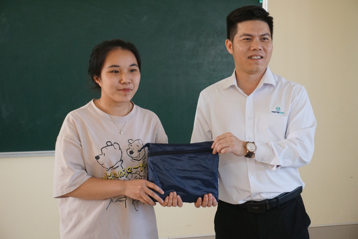 Sinh viên Nguyễn Thị Phương nhận quà trong hội nghị. (Ảnh: Ngọc Mai) GDVN 4.JPG