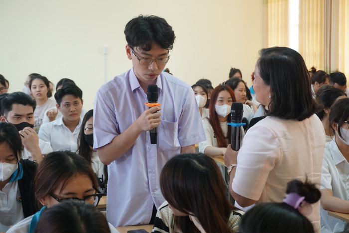 Sinh viên Nguyễn Phúc Thành giao lưu trong hội nghị. (Ảnh: Ngọc Mai) GDVN 3.JPG