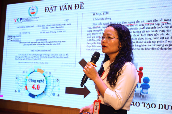 Dược sĩ Chuyên khoa II Nguyễn Thị Thanh Nhài – Phó Hiệu trưởng Trường Cao đẳng Dược Trung ương Hải Dương chia sẻ tham luận trong hội thảo. (Ảnh: Ngọc Mai) GDVN 13.JPG