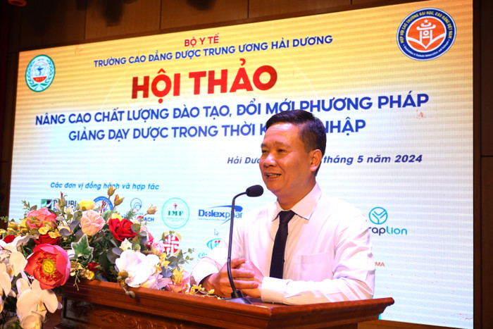 Nhà báo Nguyễn Tiến Bình phát biểu chúc mừng hội thảo. (Ảnh: Ngọc Mai) GDVN b.JPG