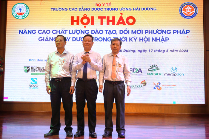 Nhà báo Nguyễn Tiến Bình trao kỷ niệm chương cho các cá nhân có nhiều năm công tác tại các trường đại học, cao đẳng và đóng góp cho hoạt động của Hiệp hội.(Ảnh: Ngọc Mai) GDVN a.JPG