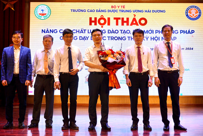 Ban Chủ nhiệm Câu lạc bộ Các trường cao đẳng Y Dược tặng hoa cho Trường Cao đẳng Y tế Thái Bình. (Ảnh: Ngọc Mai) BF166EF3-7238-4FED-91A5-35BD17BD41A1.jpeg