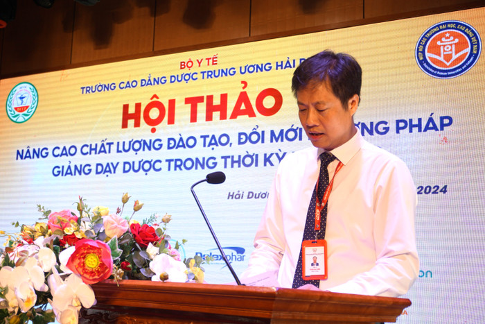Tiến sĩ Trần Bá Kiên - Hiệu trưởng Trường Cao đẳng Dược Trung ương Hải Dương phát biểu khai mạc hội thảo. (Ảnh: Ngọc Mai) GDVN 9.JPG