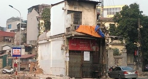 Căn nhà của bà Nguyễn Thị Dăm nằm trong diện giải tỏa nhưng vẫn chưa được nhận tiền đền bù theo đúng với quy định của pháp luật.