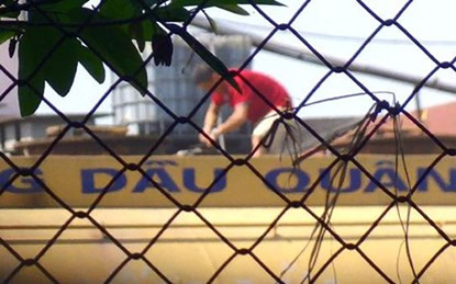 “Xong việc”, các nắp khoang được đậy và kẹp chì lại như chưa bị mở.