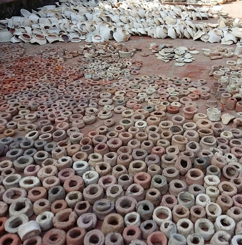 Trong cuộc khai quật vào tháng 12/2014, Trung tâm nghiên cứu Kinh Thành đã tìm thấy hàng trăm hiện vật quý giá về gốm Chu Đậu. Ảnh: Ngọc Quang. Trong cuộc khai quật vào tháng 12/2014, Trung tâm nghiên cứu Kinh Thành đã tìm thấy hàng trăm hiện vật quý giá về gốm Chu Đậu. Ảnh: Ngọc Quang.