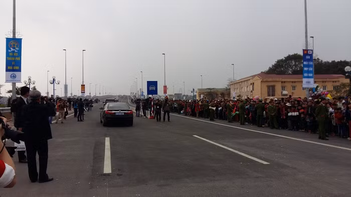 Nhân dân Việt Nam chờ đợi sự kiện khánh thành cầu Nhật Tân và đường nối cầu Nhật Tân tới sân bay Nội Bài. Ảnh: Ngọc Quang.