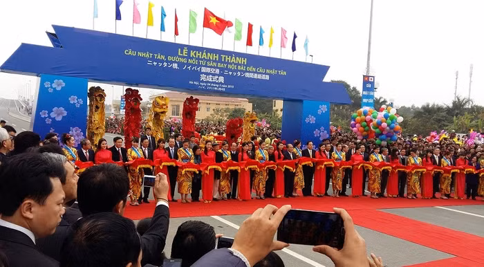Đại diện lãnh đạo Đảng, Nhà nước, Chính phủ Việt Nam và Nhật Bản cắt băng khánh thành cầu Nhật Tân, đường nối từ sân bay Nội Bài đến cầu Nhật Tân. Ảnh: Ngọc Quang.