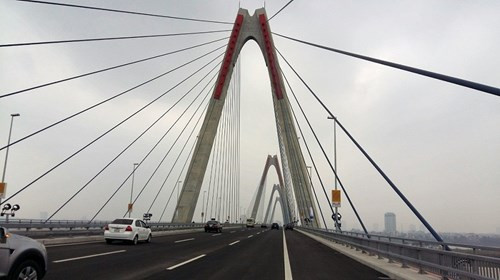 Ông Tô Văn Động bác bỏ thông tin bắn pháo hoa trên cầu Nhật Tân. Ảnh: Ngọc Quang. Ông Tô Văn Động bác bỏ thông tin bắn pháo hoa trên cầu Nhật Tân. Ảnh: Ngọc Quang.