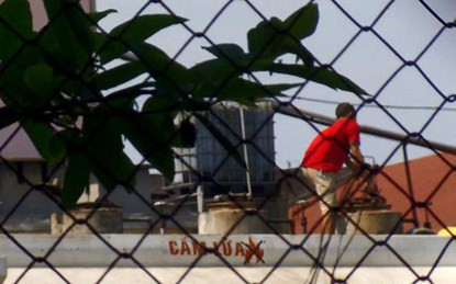 Khi xe chở bồn xăng dầu dừng trong “bến” có người trèo lên bồn mở kẹp chì ở nắp từng khoang chứa xăng dầu, và rút bớt nguyên liệu.