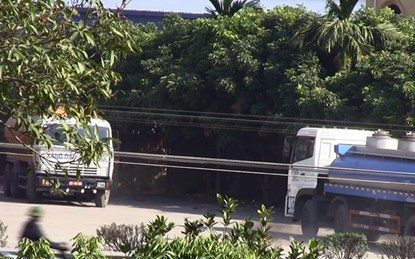 Xe bồn chở xăng dầu vào, ra nườm nượp tại khu đất trống kín đáo phía sau quán ăn Ngọc Sừ.