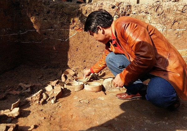 PGS.TS Bùi Minh Trí cho biết, gốm Chu Đậu đã đạt đến trình độ rất cao vào thế kỷ XV. Một số sản phẩm gốm men ngọc trước kia bị hiểu lầm là gốm ở Trung Quốc, thực chất lại là của Chu Đậu. Điều đó cho thấy sản phẩm gốm của Việt Nam đẹp không kém gì Trung Quốc. Ảnh: Ngọc Quang. PGS.TS Bùi Minh Trí cho biết, gốm Chu Đậu đã đạt đến trình độ rất cao vào thế kỷ XV. Một số sản phẩm gốm men ngọc trước kia bị hiểu lầm là gốm ở Trung Quốc, thực chất lại là của Chu Đậu. Điều đó cho thấy sản phẩm gốm của Việt Nam đẹp không kém gì Trung Quốc. Ảnh: Ngọc Quang.