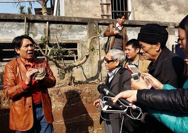PGS.TS Bùi Minh Trí đang giới thiệu về những phát hiện mới của gốm Chu Đậu với PGS.TS Hoàng Văn Quán và PGS.TS Nguyễn Đình Chiến. Ảnh: Ngọc Quang. PGS.TS Bùi Minh Trí đang giới thiệu về những phát hiện mới của gốm Chu Đậu với PGS.TS Hoàng Văn Quán và PGS.TS Nguyễn Đình Chiến. Ảnh: Ngọc Quang.