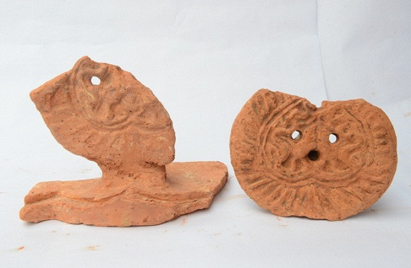 Ngói mũi sen lợp diềm mái cung điện, di tích Hành cung Lỗ Giang.