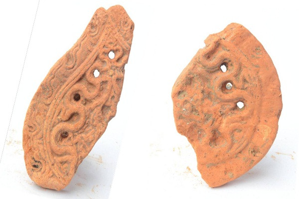 Mảnh lá đề trang trí rồng gắn trên ngói mũi sen lợp diềm mái cung điện, di tích Hành cung Lỗ Giang.