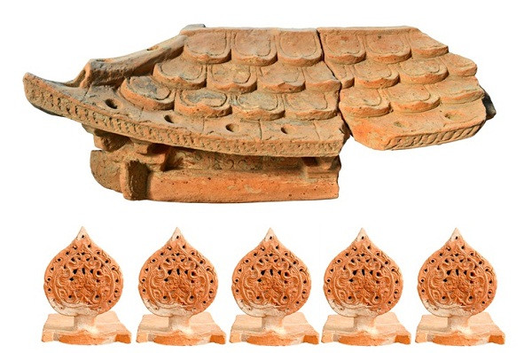 Mô hình kiến trúc thời Trần khai quật được tại di tích lăng mộ vua Trần Hiến Tông (Đông Triều, Quảng Ninh), tháng 11/2014 do Trung tâm nghiên cứu Kinh Thành thực hiện. Hình ảnh này cho biết về hình thái bộ mái kiến trúc cung điện được lợp bằng loại ngói mũi sen tìm thấy ở Hành cung Lỗ Giang.