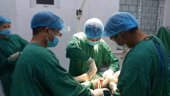 Các bác sĩ của bệnh viện E luôn được người dân tin tưởng, yêu quý.