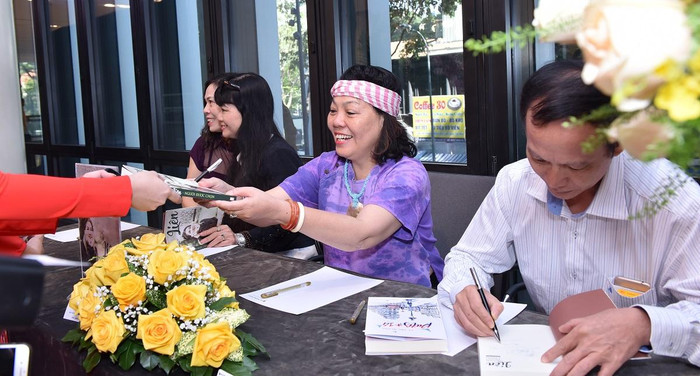 Nhà văn Y ban và các cộng sự ký tặng sách cho độc giả.