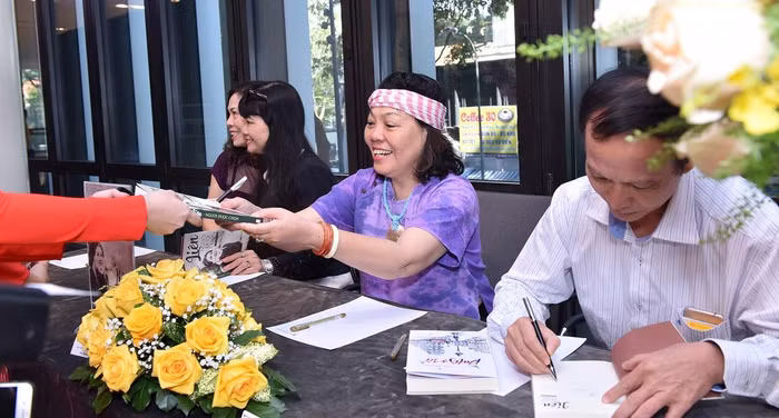 Nhà văn Y ban và các cộng sự ký tặng sách cho độc giả.