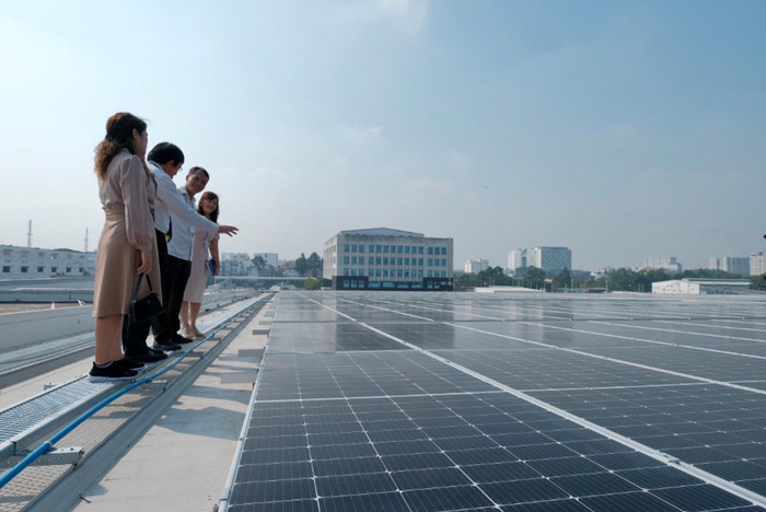 Những tấm pin trên công trình điện mặt trời mái nhà SCSC - CMES công suất 1,1 MWp. Những tấm pin trên công trình điện mặt trời mái nhà SCSC - CMES công suất 1,1 MWp.