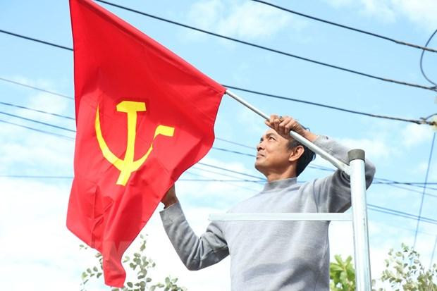 Người dân treo cờ chào mừng Đại hội XIII của Đảng. (Ảnh: Tuấn Anh/TTXVN) Người dân treo cờ chào mừng Đại hội XIII của Đảng. (Ảnh: Tuấn Anh/TTXVN)