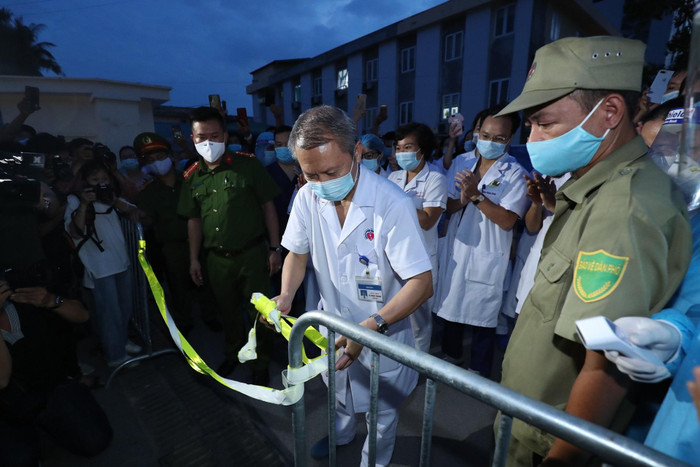 Giáo sư, Tiến sĩ Lê Ngọc Thành - Giám đốc Bệnh viện E tháo bỏ dây chắn, đánh dấu mốc quan trọng chiến thắng Covid-19. Giáo sư, Tiến sĩ Lê Ngọc Thành - Giám đốc Bệnh viện E tháo bỏ dây chắn, đánh dấu mốc quan trọng chiến thắng Covid-19.