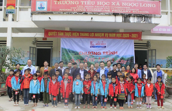 Lãnh đạo Bệnh viện E luôn quan tâm tới công tác từ thiện, giúp đỡ học sinh ở nhiều địa bàn khó khăn. Lãnh đạo Bệnh viện E luôn quan tâm tới công tác từ thiện, giúp đỡ học sinh ở nhiều địa bàn khó khăn.