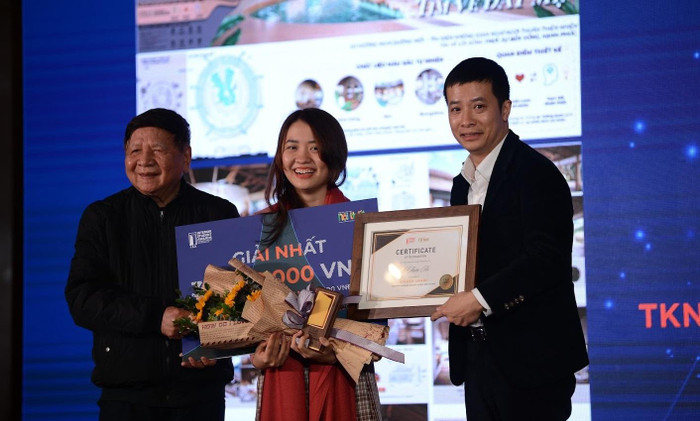 Phó Giáo sư, Tiến sĩ Trần Xuân Nhĩ - Phó Chủ tịch Hiệp hội Các trường đại học, cao đẳng Việt Nam và đại diện Ban Tổ chức trao giải nhất cho Lê Thiên An - sinh viên Trường Đại học Kiến trúc Thành phố Hồ Chí Minh đạt giải thưởng cao nhất với công trình “Thiết kế nội thất Resort Hòn Dăm – Phú Quốc”. ảnh: CKA.