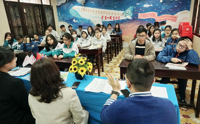 Đông đảo học sinh tham dự tọa đàm. Đông đảo học sinh tham dự tọa đàm.