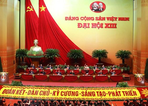 Đoàn Chủ tịch biểu quyết thông qua Chương trình làm việc của Đại hội XIII. (Ảnh: TTXVN) Đoàn Chủ tịch biểu quyết thông qua Chương trình làm việc của Đại hội XIII. (Ảnh: TTXVN)