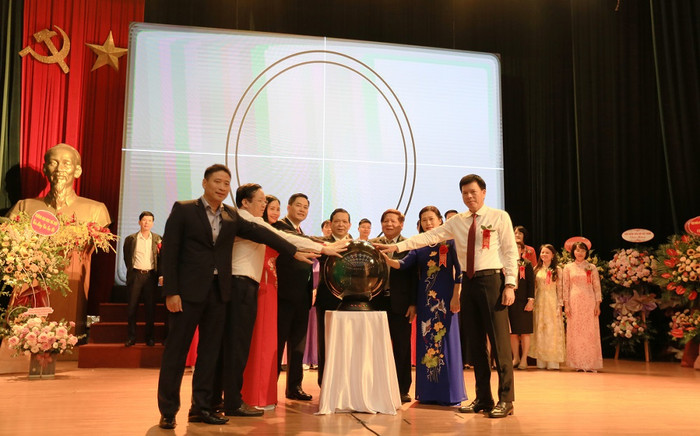 Các thành viên trong Câu lạc bộ Khối Đào tạo và Nghiên cứu khoa học ngân hàng trong buổi lễ ra mắt. Ảnh: Phạm Minh.