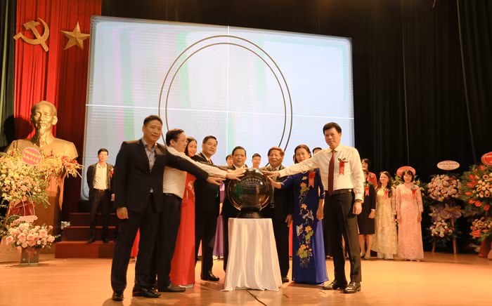 Các thành viên trong Câu lạc bộ Khối Đào tạo và Nghiên cứu khoa học ngân hàng trong buổi lễ ra mắt. Ảnh: Phạm Minh.