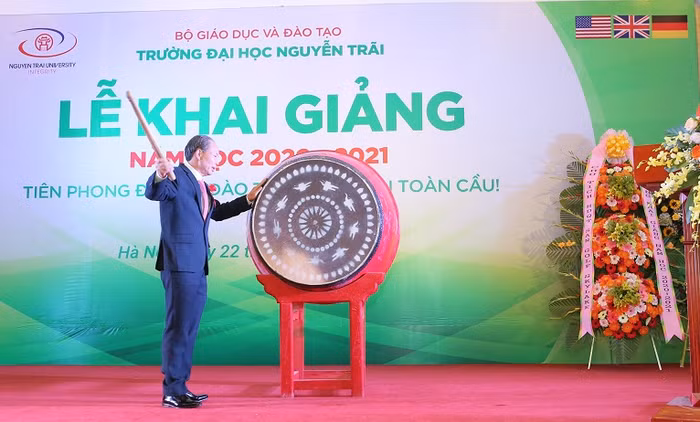 Tiến sĩ Nguyễn Tiến Luận – Chủ tịch HĐQT, Hiệu trưởng nhà trường nổi hồi trống khai giảng năm học mới. Tiến sĩ Nguyễn Tiến Luận – Chủ tịch HĐQT, Hiệu trưởng nhà trường nổi hồi trống khai giảng năm học mới.