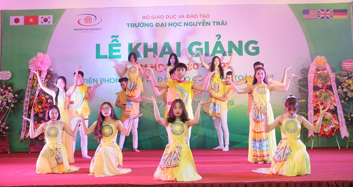 Những tiết mục văn nghệ ấn tượng trong lễ khai giảng. Những tiết mục văn nghệ ấn tượng trong lễ khai giảng.