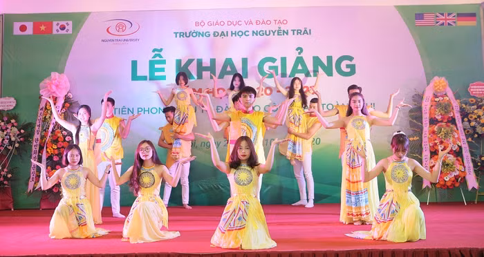 Những tiết mục văn nghệ ấn tượng trong lễ khai giảng. Những tiết mục văn nghệ ấn tượng trong lễ khai giảng.