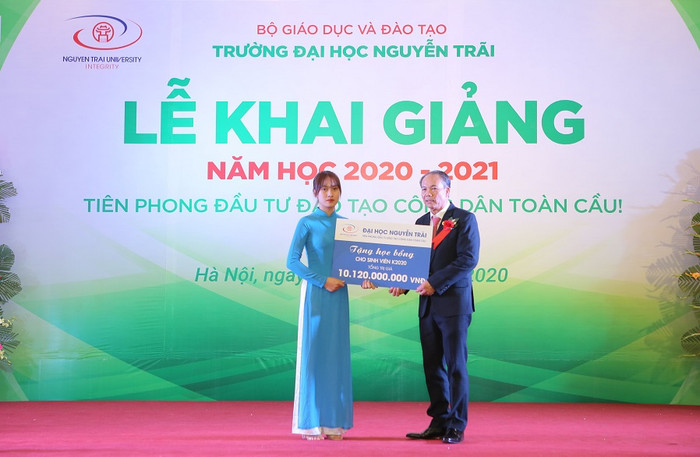 Tiến sĩ Nguyễn Tiến Luận trao hơn 10 tỷ đồng học bổng cho 300 tân sinh viên. Tiến sĩ Nguyễn Tiến Luận trao hơn 10 tỷ đồng học bổng cho 300 tân sinh viên.