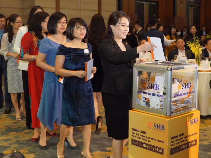 Cán bộ nhân viên SHB quyên góp ủng hộ nhân dân miền Trung vượt qua bão lũ.