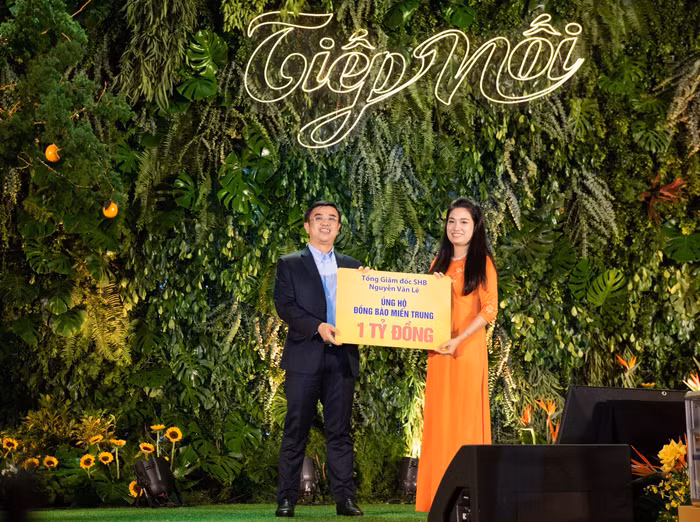Tổng giám đốc Nguyễn Văn Lê ủng hộ đồng bào miền Trung 1 tỷ đồng.