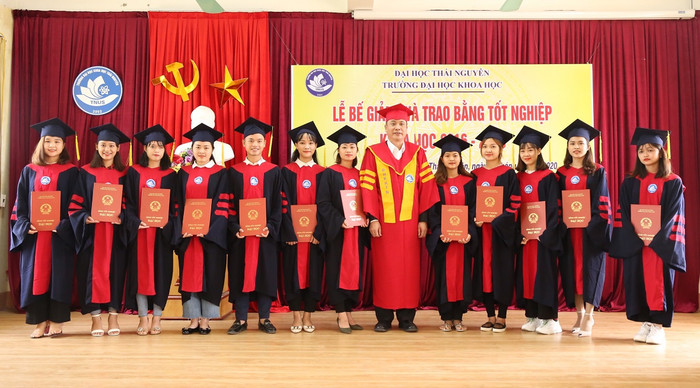 Trường Đại học Khoa học trao bằng tốt nghiệp cho tân sinh viên. ảnh: TL. Trường Đại học Khoa học trao bằng tốt nghiệp cho tân sinh viên. ảnh: TL.